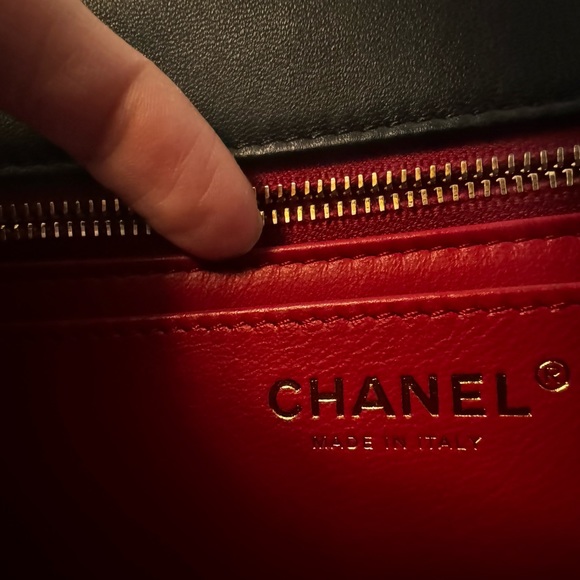 NWT Chanel 23S Camellia adjustable Black Lambskin bag with aged gold hardware - Picture 8 of 12